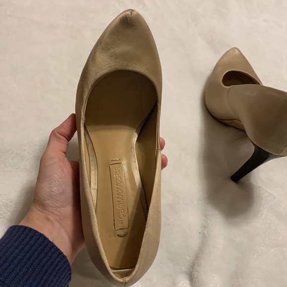 BCBG champagne colour satin pumps, size 6, black heels - Picture 3 of 6